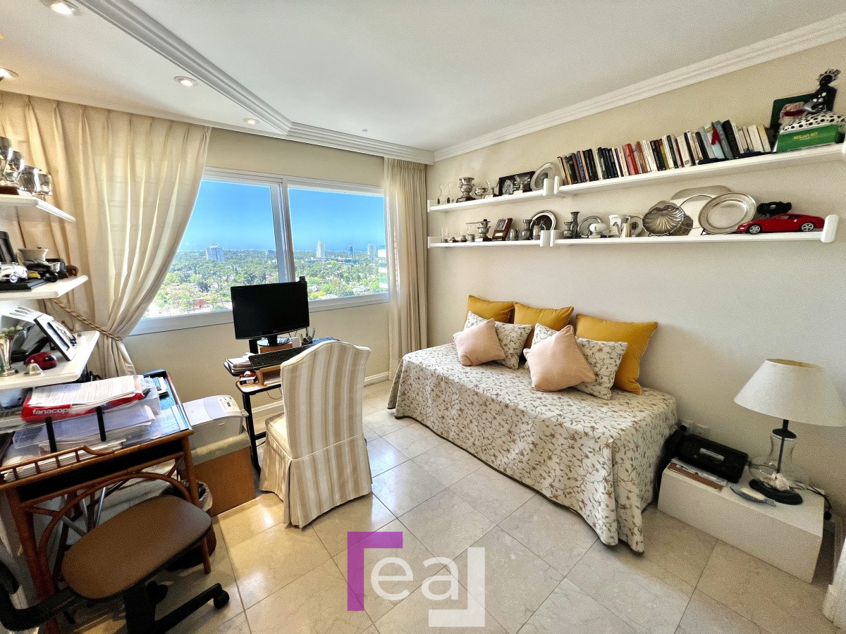 Apartamento ID.18 - Elegante y Exclusivo. Una joya de la Playa Mansa. Golden Gate. 