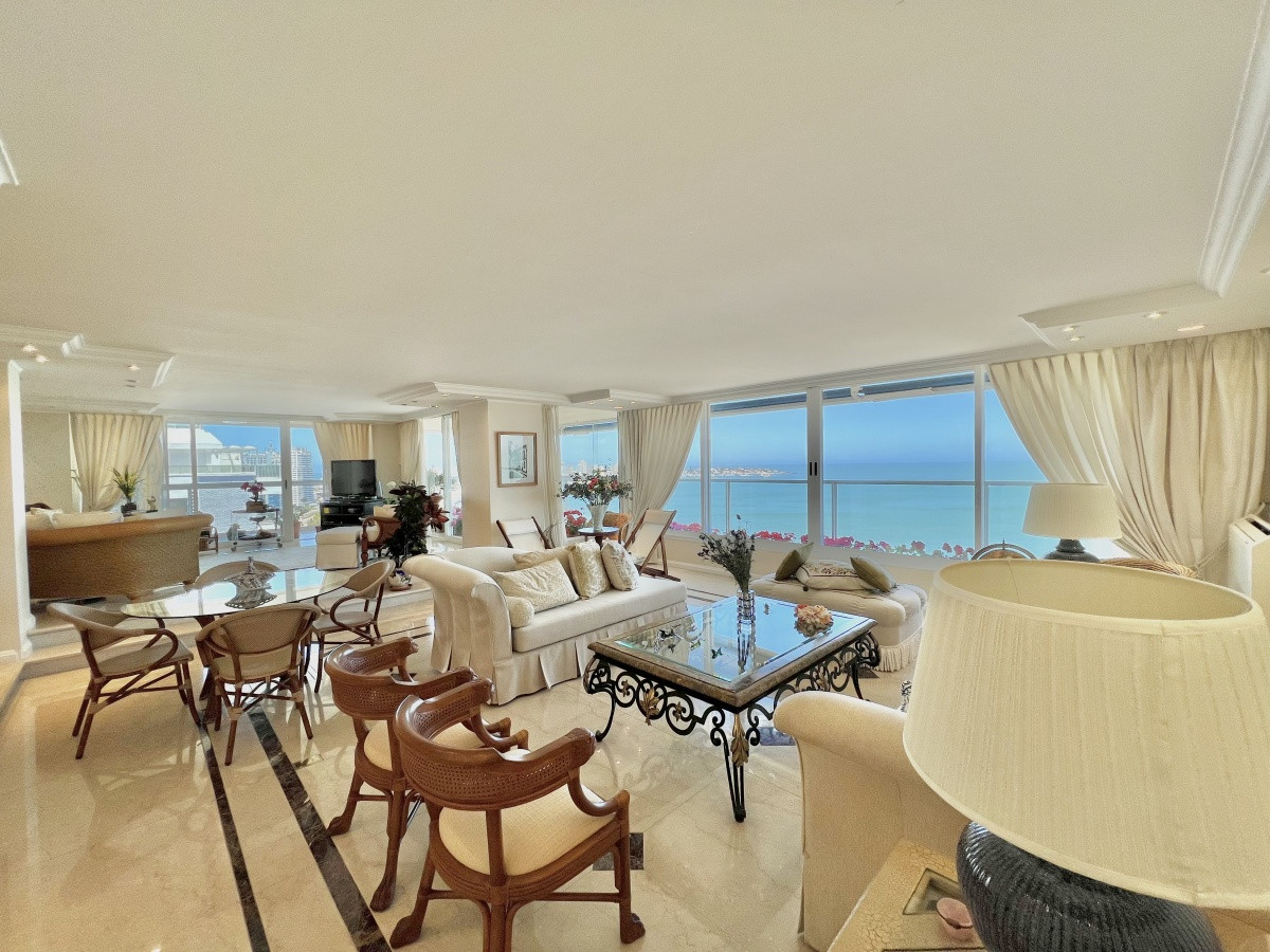 Elegante y Exclusivo. Una joya de la Playa Mansa. Golden Gate. 