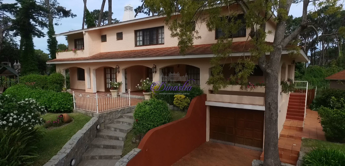 Casa ID.173 - Espléndida residencia de estilo mediterraneo sobre importante Avenida