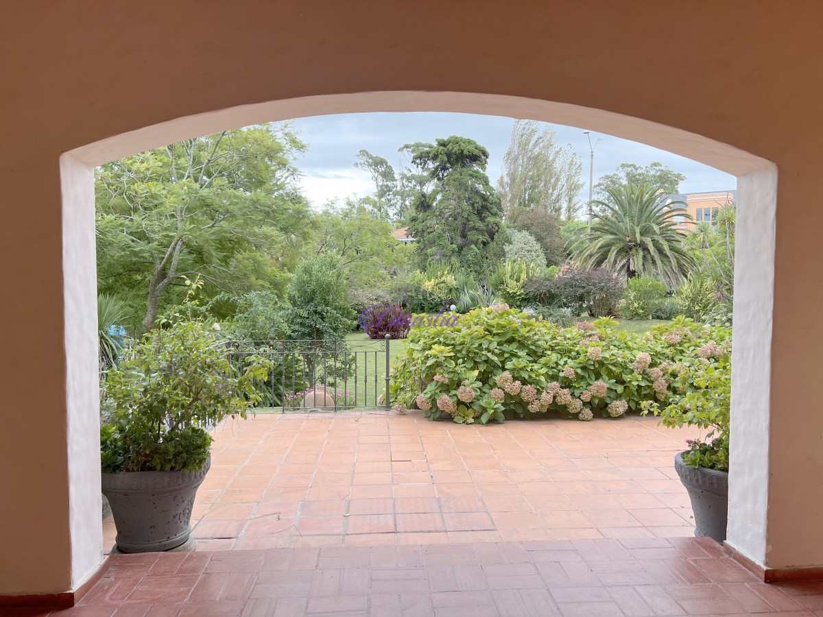 Casa ID.173 - Espléndida residencia de estilo mediterraneo sobre importante Avenida