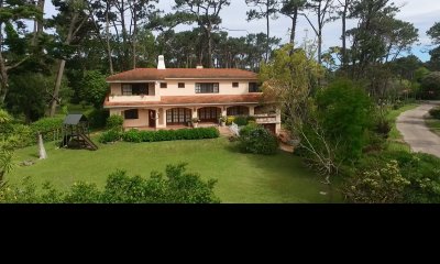 Espléndida residencia de estilo mediterraneo sobre importante Avenida