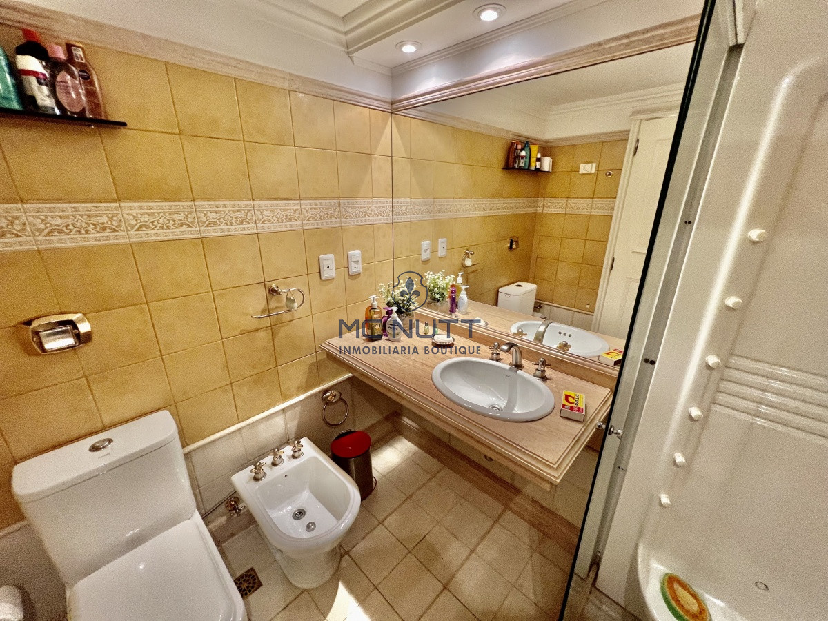 Apartamento Ref.564/ - Elegante y Exclusivo. Una joya de la Playa Mansa. Golden Gate. 