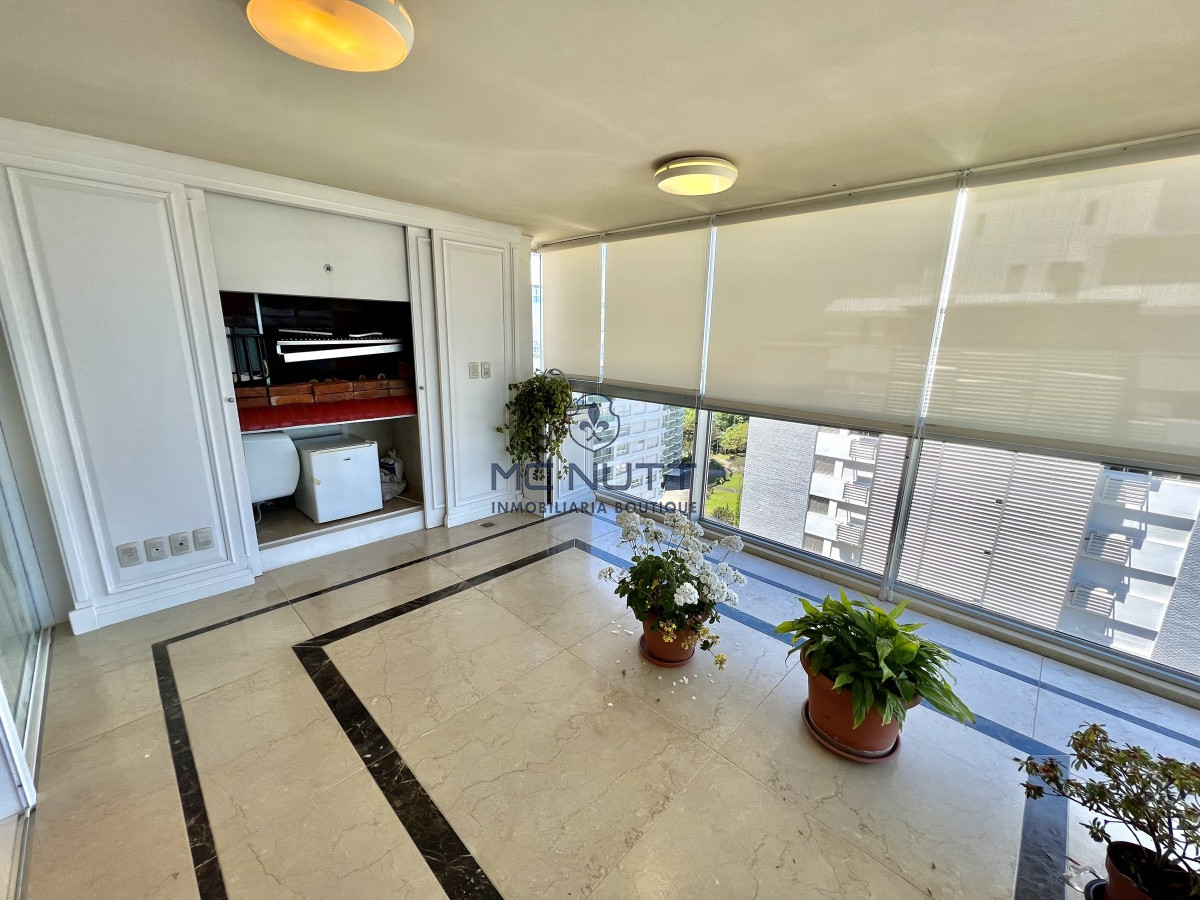Apartamento Ref.564/ - Elegante y Exclusivo. Una joya de la Playa Mansa. Golden Gate. 