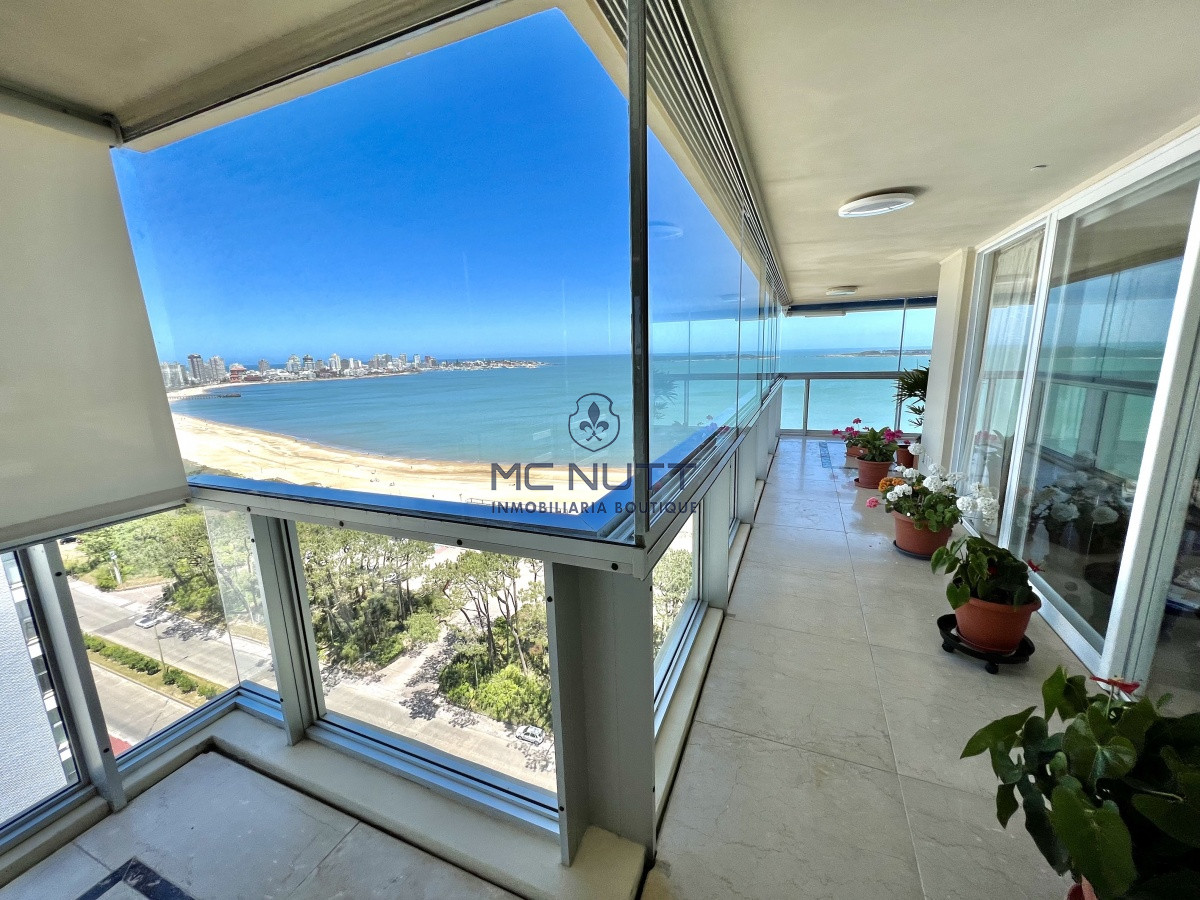 Apartamento Ref.564/ - Elegante y Exclusivo. Una joya de la Playa Mansa. Golden Gate. 