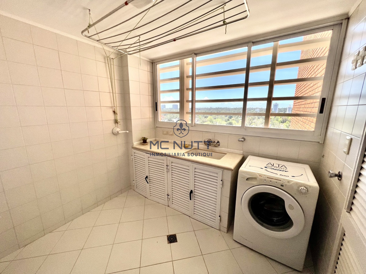 Apartamento Ref.564/ - Elegante y Exclusivo. Una joya de la Playa Mansa. Golden Gate. 