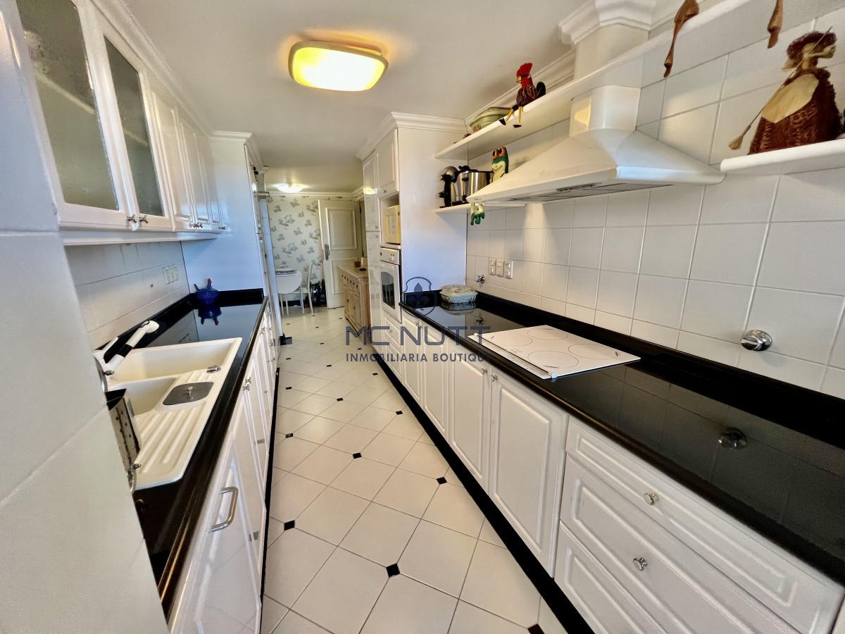 Apartamento Ref.564/ - Elegante y Exclusivo. Una joya de la Playa Mansa. Golden Gate. 