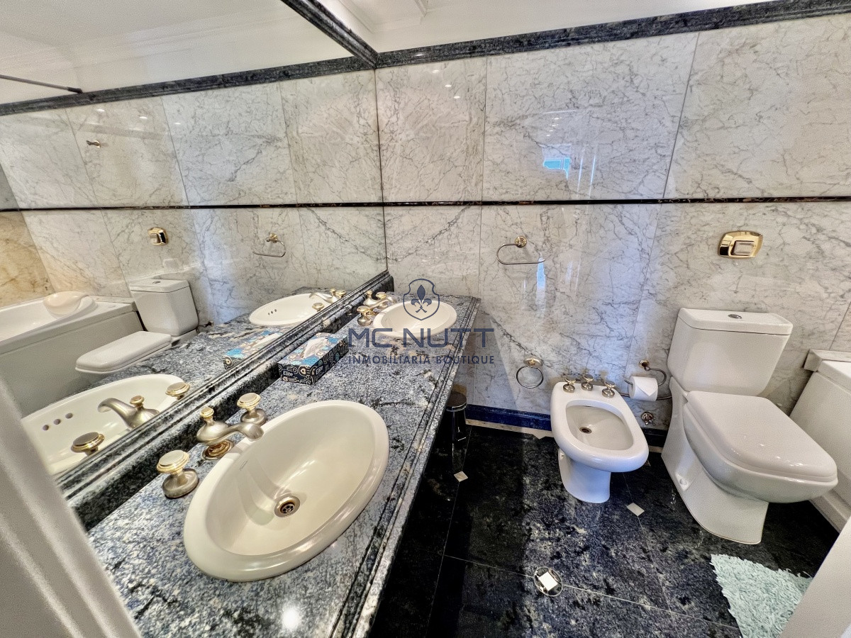 Apartamento Ref.564/ - Elegante y Exclusivo. Una joya de la Playa Mansa. Golden Gate. 
