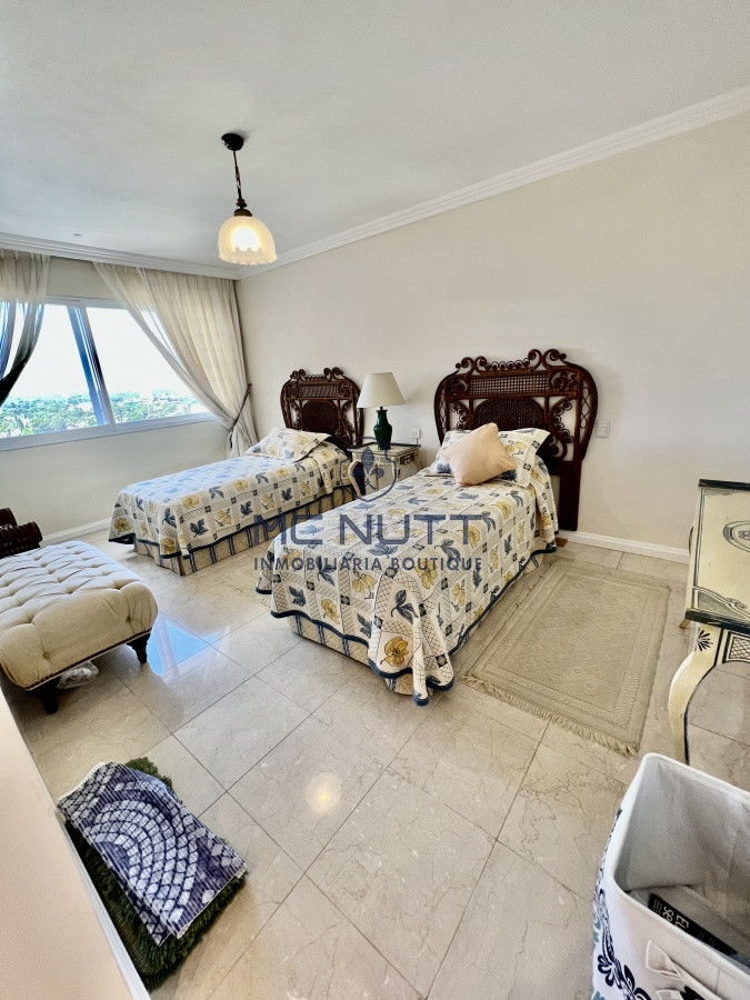 Apartamento Ref.564/ - Elegante y Exclusivo. Una joya de la Playa Mansa. Golden Gate. 