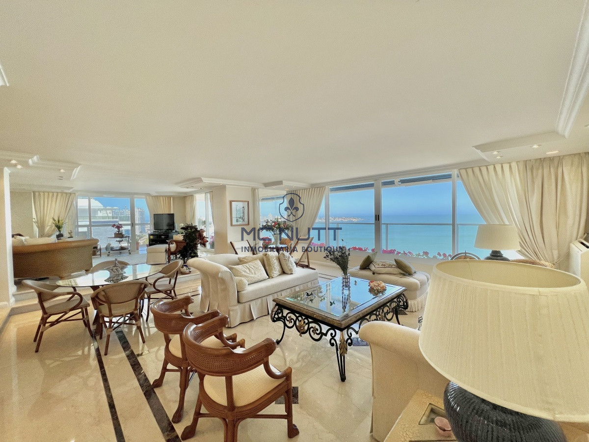 Apartamento Ref.564/ - Elegante y Exclusivo. Una joya de la Playa Mansa. Golden Gate. 