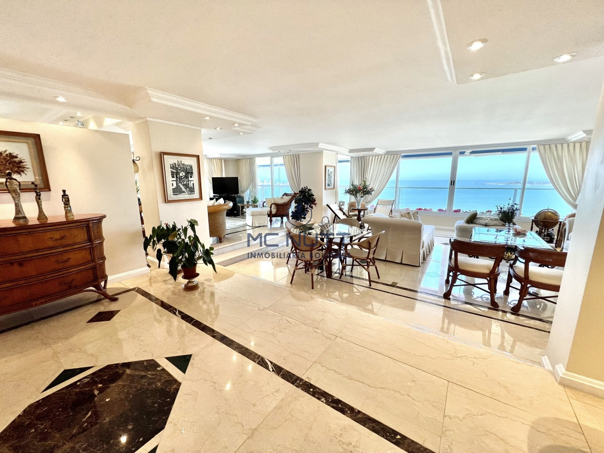 Apartamento Ref.564/ - Elegante y Exclusivo. Una joya de la Playa Mansa. Golden Gate. 