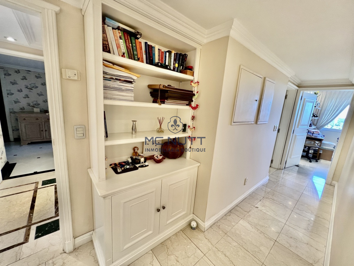Apartamento Ref.564/ - Elegante y Exclusivo. Una joya de la Playa Mansa. Golden Gate. 
