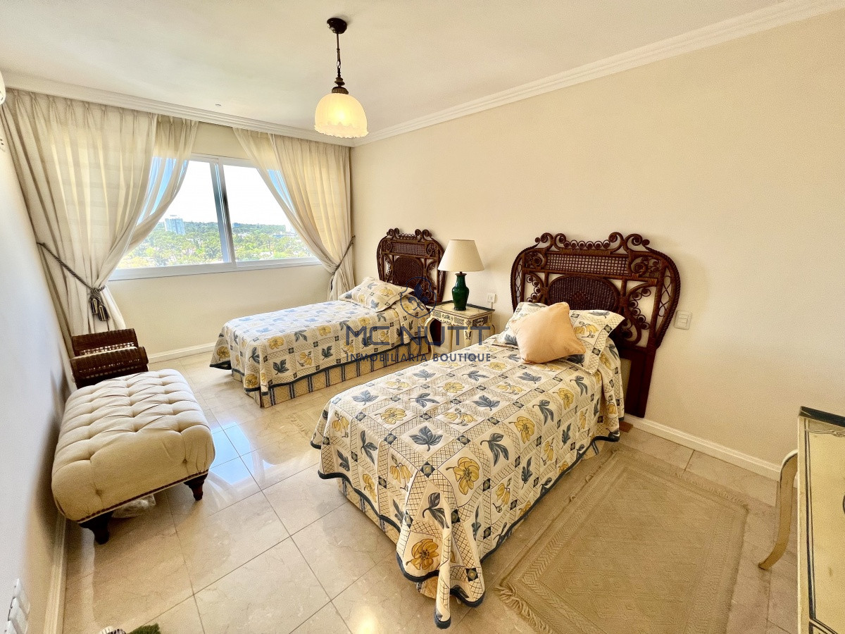 Apartamento Ref.564/ - Elegante y Exclusivo. Una joya de la Playa Mansa. Golden Gate. 
