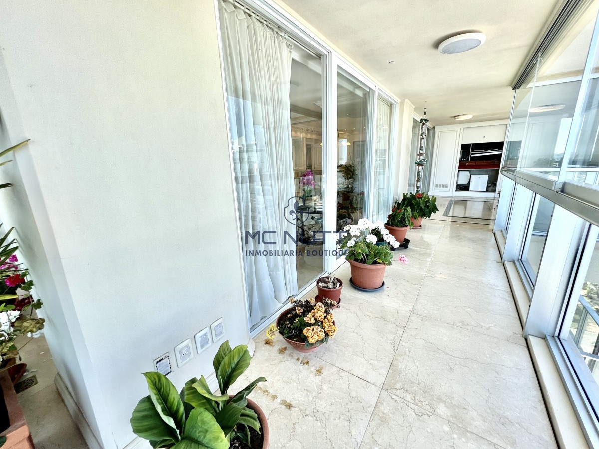 Apartamento Ref.564/ - Elegante y Exclusivo. Una joya de la Playa Mansa. Golden Gate. 