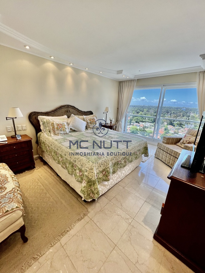 Apartamento Ref.564/ - Elegante y Exclusivo. Una joya de la Playa Mansa. Golden Gate. 