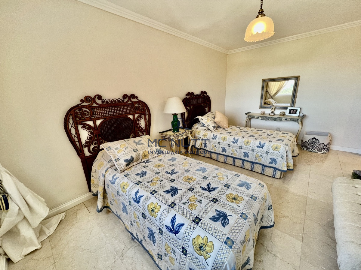 Apartamento Ref.564/ - Elegante y Exclusivo. Una joya de la Playa Mansa. Golden Gate. 