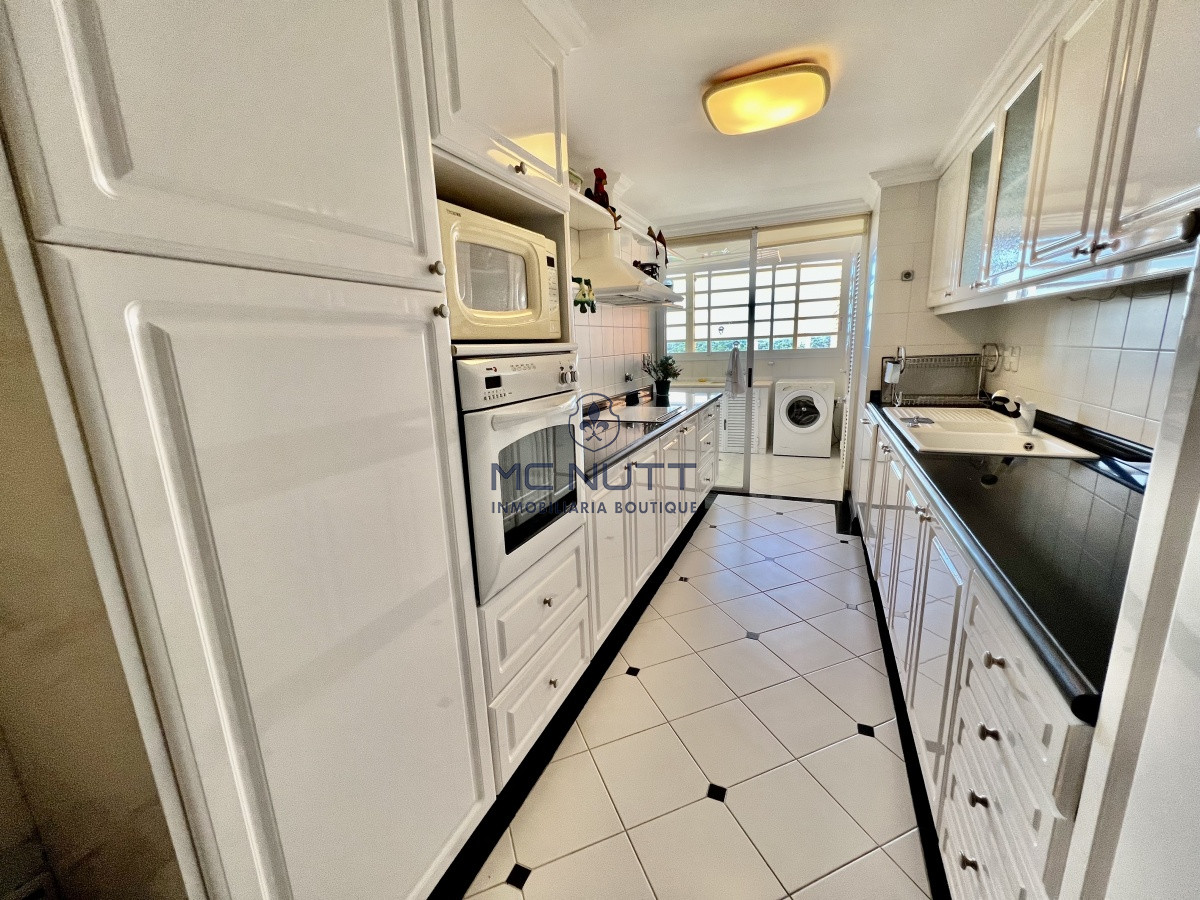 Apartamento Ref.564/ - Elegante y Exclusivo. Una joya de la Playa Mansa. Golden Gate. 