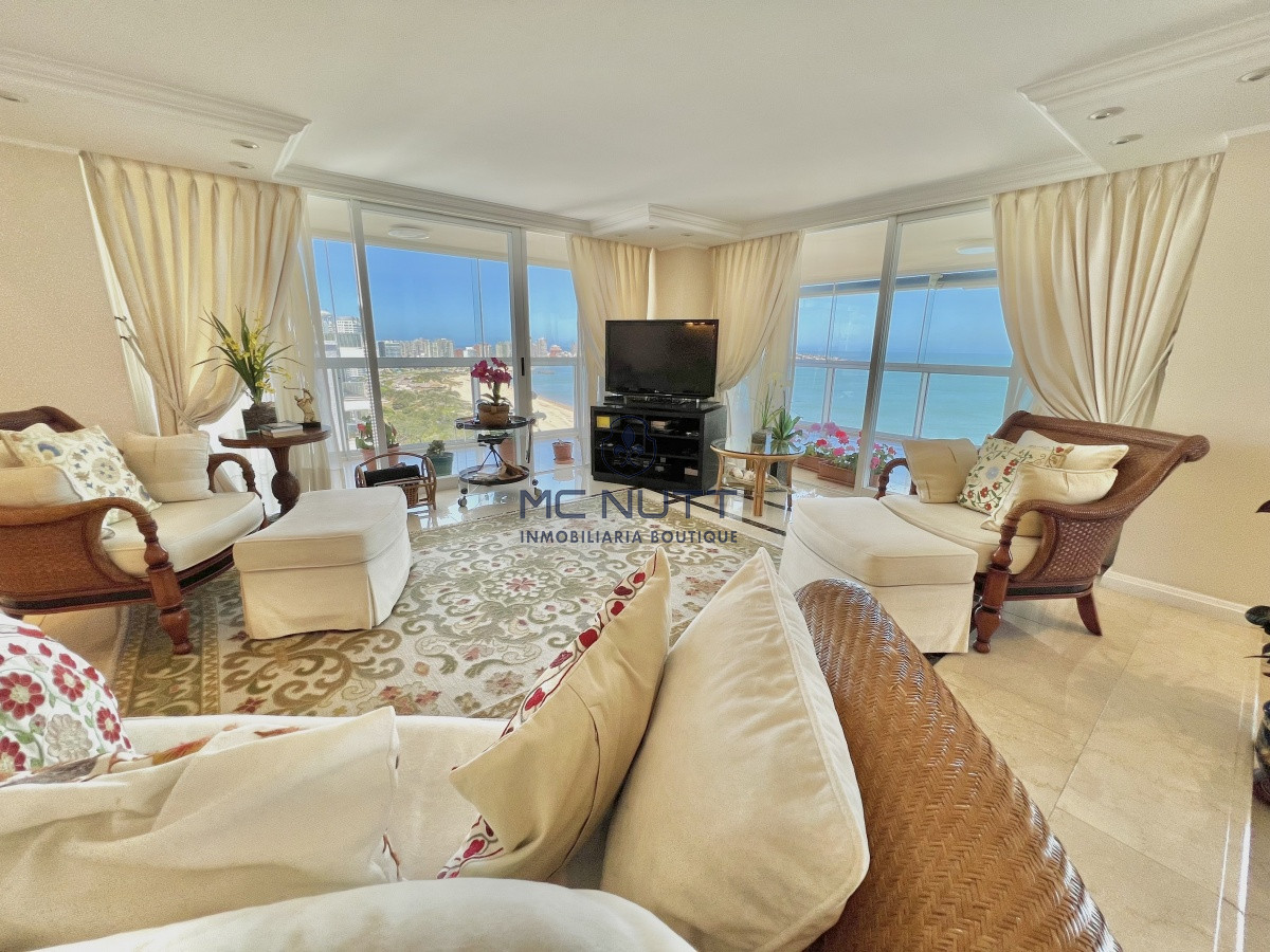 Apartamento Ref.564/ - Elegante y Exclusivo. Una joya de la Playa Mansa. Golden Gate. 