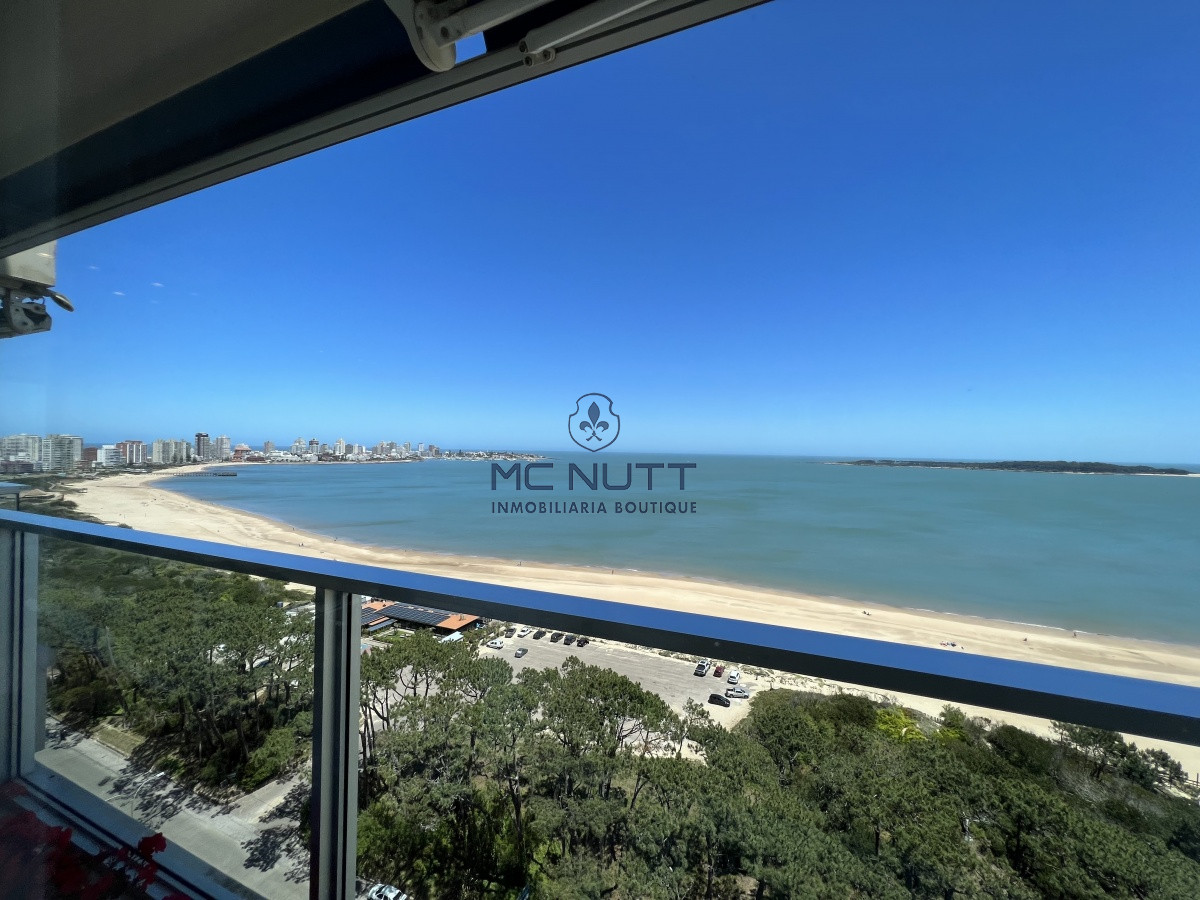 Apartamento Ref.564/ - Elegante y Exclusivo. Una joya de la Playa Mansa. Golden Gate. 