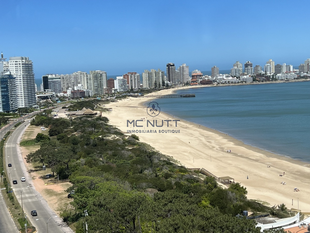 Apartamento Ref.564/ - Elegante y Exclusivo. Una joya de la Playa Mansa. Golden Gate. 