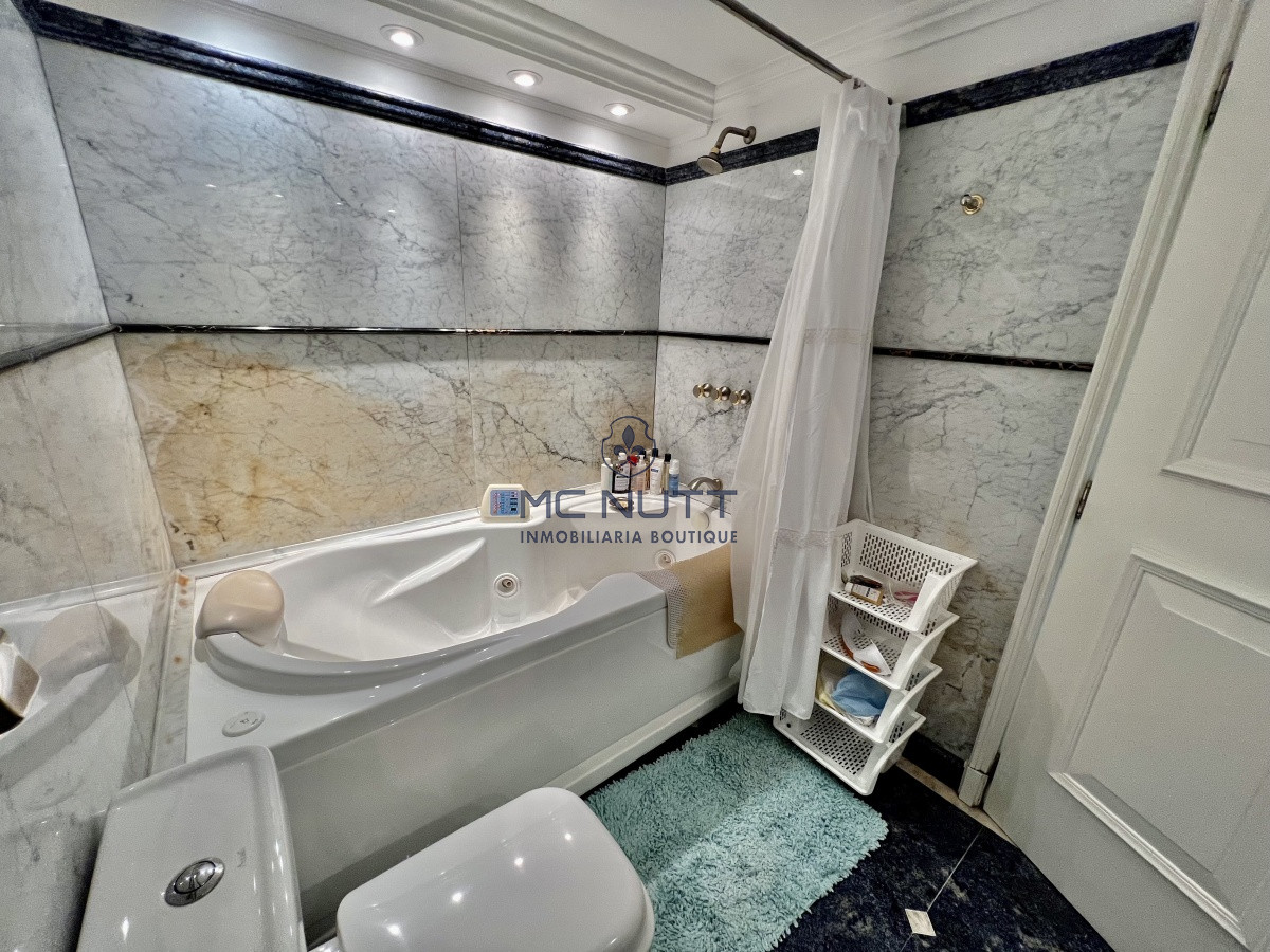 Apartamento Ref.564/ - Elegante y Exclusivo. Una joya de la Playa Mansa. Golden Gate. 