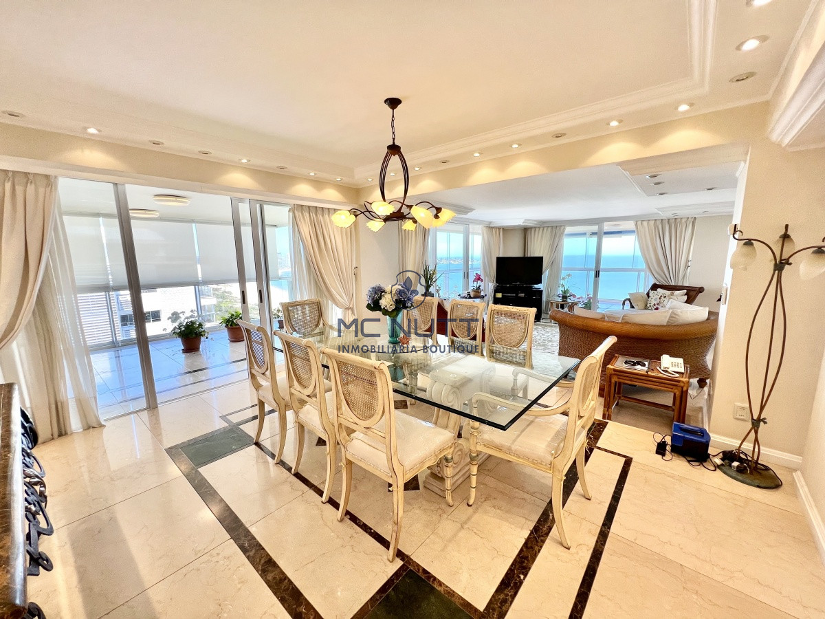 Apartamento Ref.564/ - Elegante y Exclusivo. Una joya de la Playa Mansa. Golden Gate. 