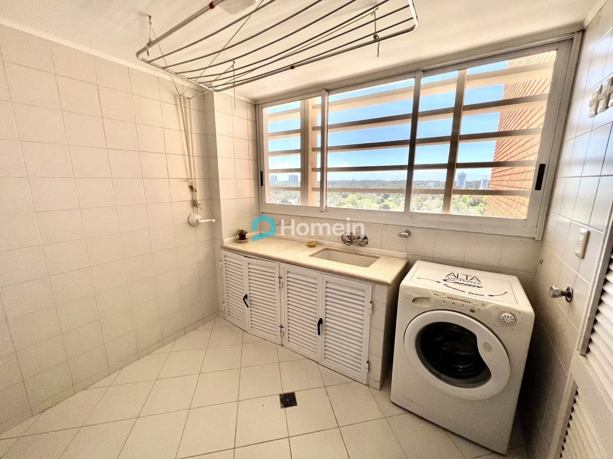 Apartamento ID.1509 - Elegante y Exclusivo. Una joya de la Playa Mansa. Golden Gate. 