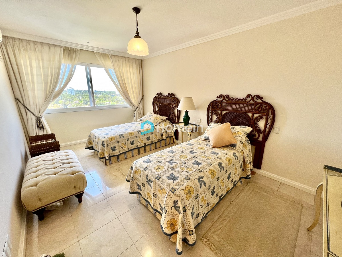 Apartamento ID.1509 - Elegante y Exclusivo. Una joya de la Playa Mansa. Golden Gate. 