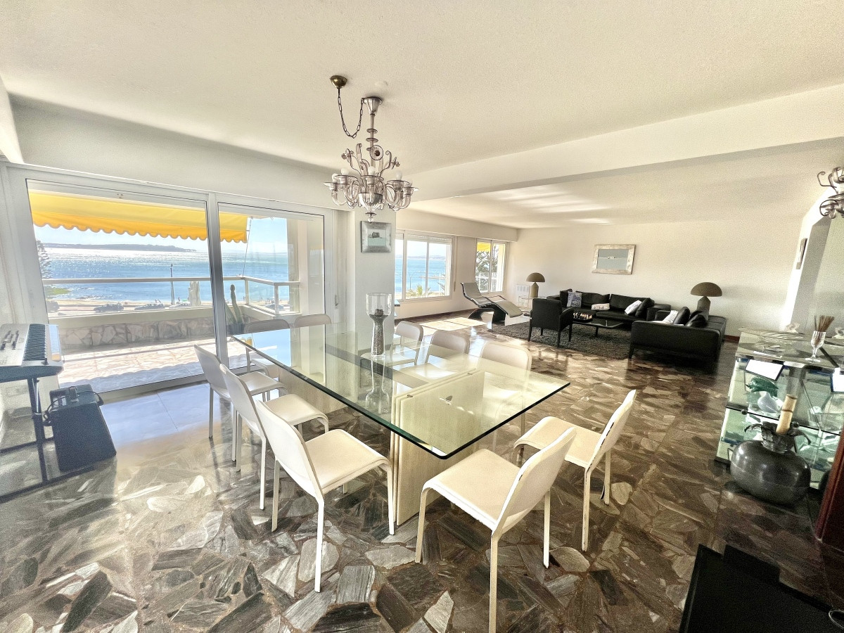 Apartamento en venta frente al mar en la Playa Mansa