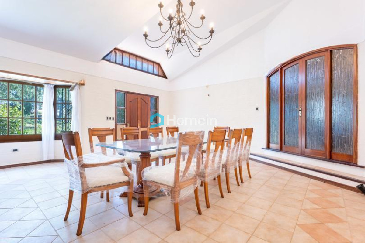 Casa ID.2132 - Esplendida Residencia a metros de los Colegios