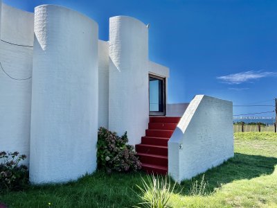 Importante casa con vista al mar en Punta del Este. Diseño Samuel Flores Flores. 