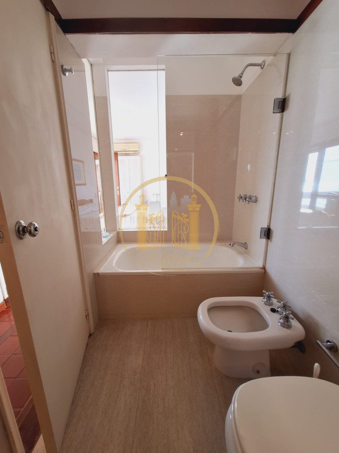 Apartamento ID.306 - ALQUILO APARTAMENTO FRENTE AL MAR, 2 DORMITORIOS, 2 BAÑOS, GARAGE, PUNTA DEL ESTE, MALDONADO.