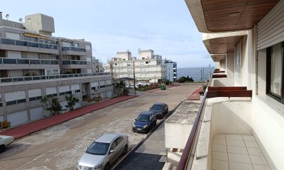 Vendo apartamento, 2 dormitorio, 2 baños, balcón, cochera, amenities, Península, Maldonado