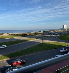 VENDO APARTAMENTO, 2 DORMITORIOS, 2 BAÑOS, BALCÓN CON HERMOSA VISTA AL MAR, COCHERA, PENÍNSULA, PUNTA DEL ESTE, MALDONADO.