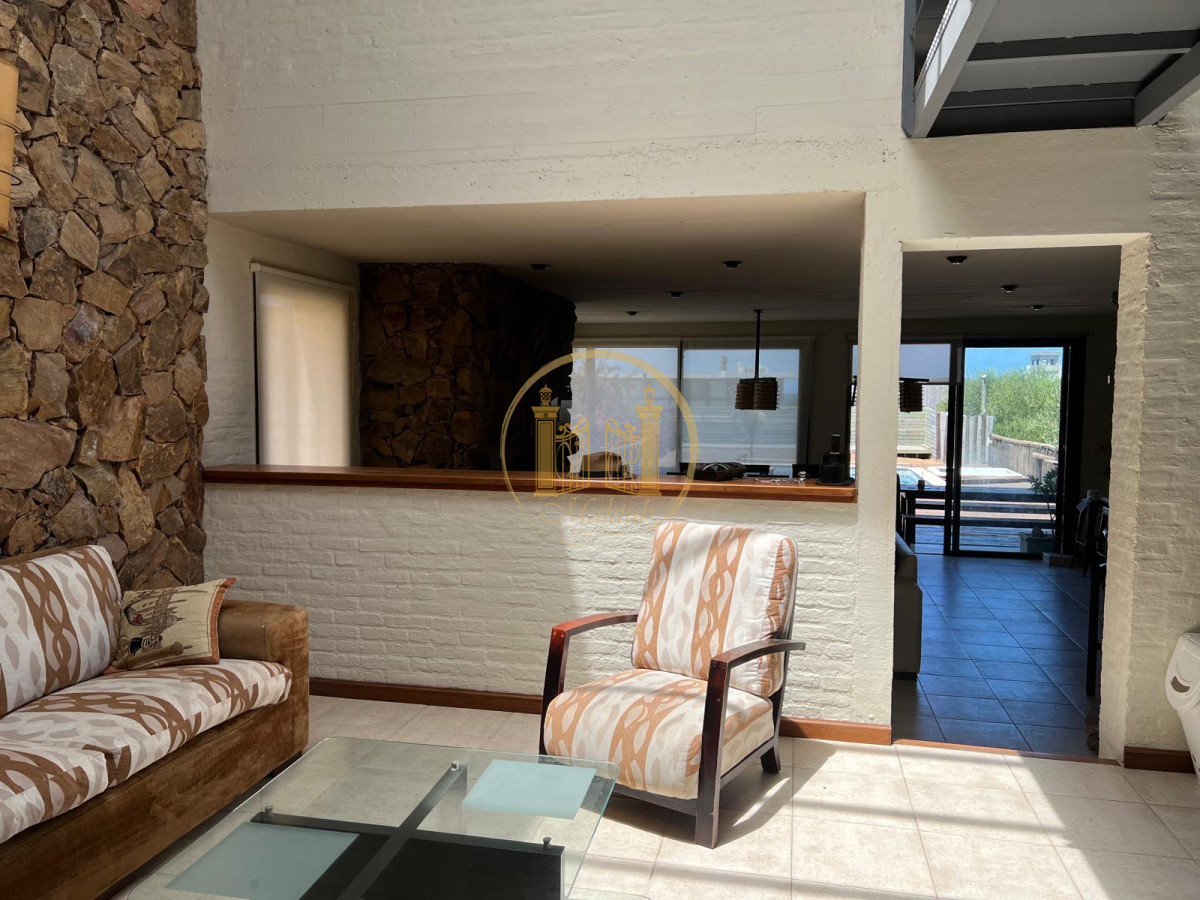 Casa ID.888 - VENDO CASA, 5 DORMITORIOS, 5 BANOS, TERRAZA, PISCINA, PATIO, COCHERA PARA 12 AUTOS, LA BARRA, MALDONADO