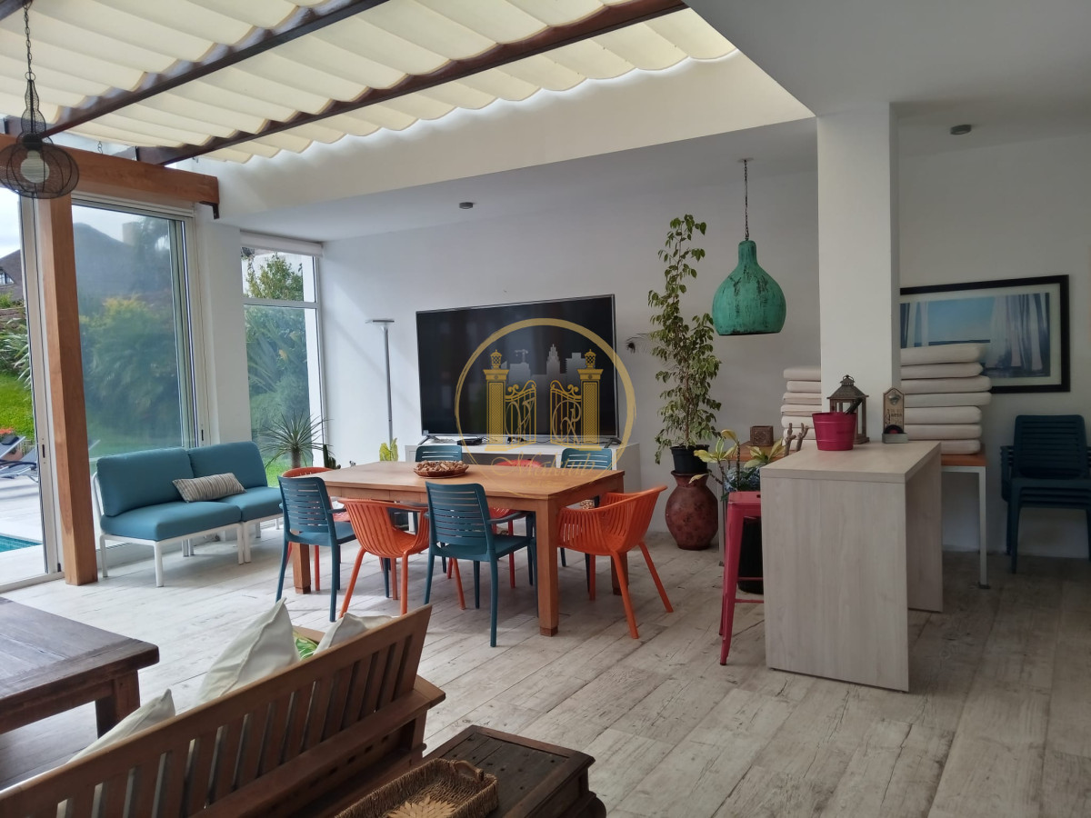Casa ID.216 - Casa 5 dormitorios, 5 baños, con piscina climatizada, apto. para empleados, 2 barbacoas, terraza, 2 cocheras, Punta del este, Maldonado.