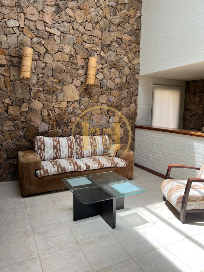 Casa ID.888 - VENDO CASA, 5 DORMITORIOS, 5 BANOS, TERRAZA, PISCINA, PATIO, COCHERA PARA 12 AUTOS, LA BARRA, MALDONADO