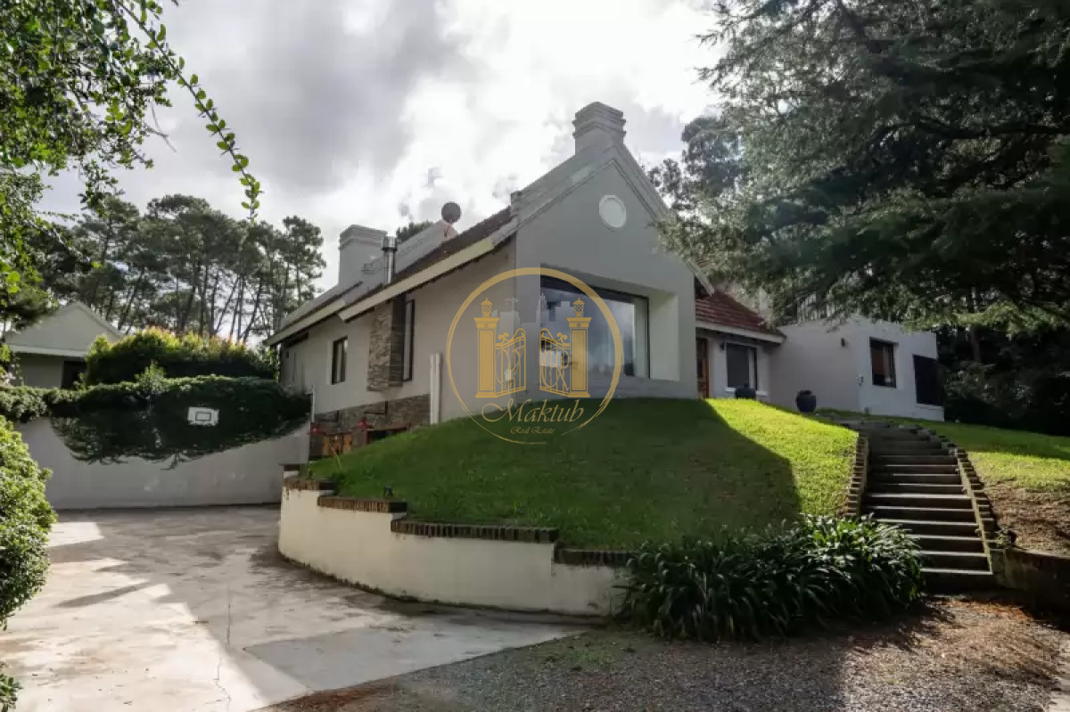 Casa ID.1132 - VENDO CASA, 3 DORMITORIOS, 5 BAÑOS, PISCINA, GARAGE, PATIO, PARRILLERO, BARRIO GOLF, PUNTA DEL ESTE, MALDONADO 