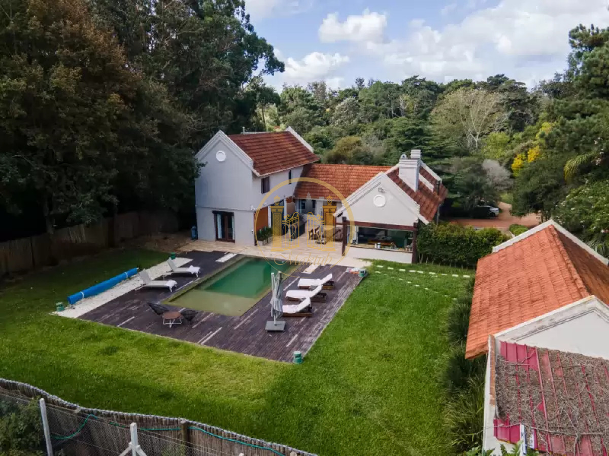 Casa ID.1132 - VENDO CASA, 3 DORMITORIOS, 5 BAÑOS, PISCINA, GARAGE, PATIO, PARRILLERO, BARRIO GOLF, PUNTA DEL ESTE, MALDONADO 