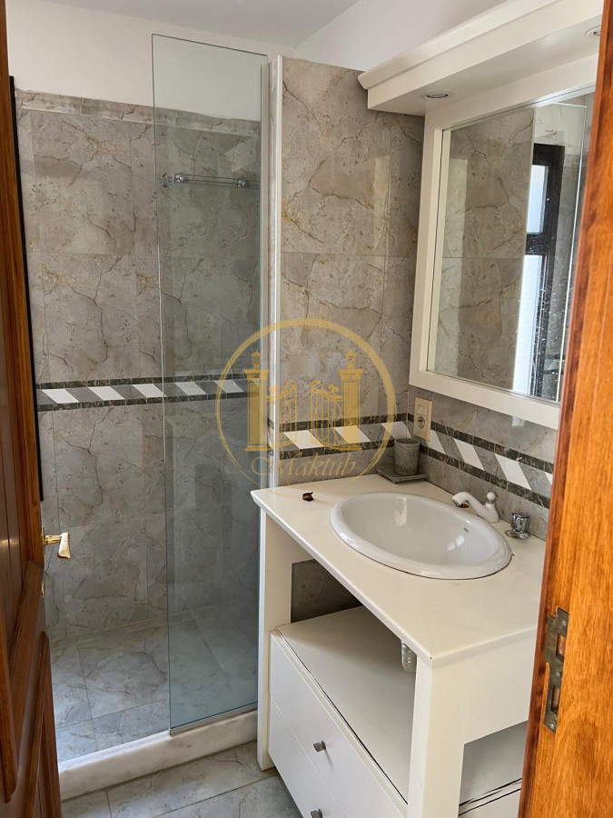 Casa ID.888 - VENDO CASA, 5 DORMITORIOS, 5 BANOS, TERRAZA, PISCINA, PATIO, COCHERA PARA 12 AUTOS, LA BARRA, MALDONADO