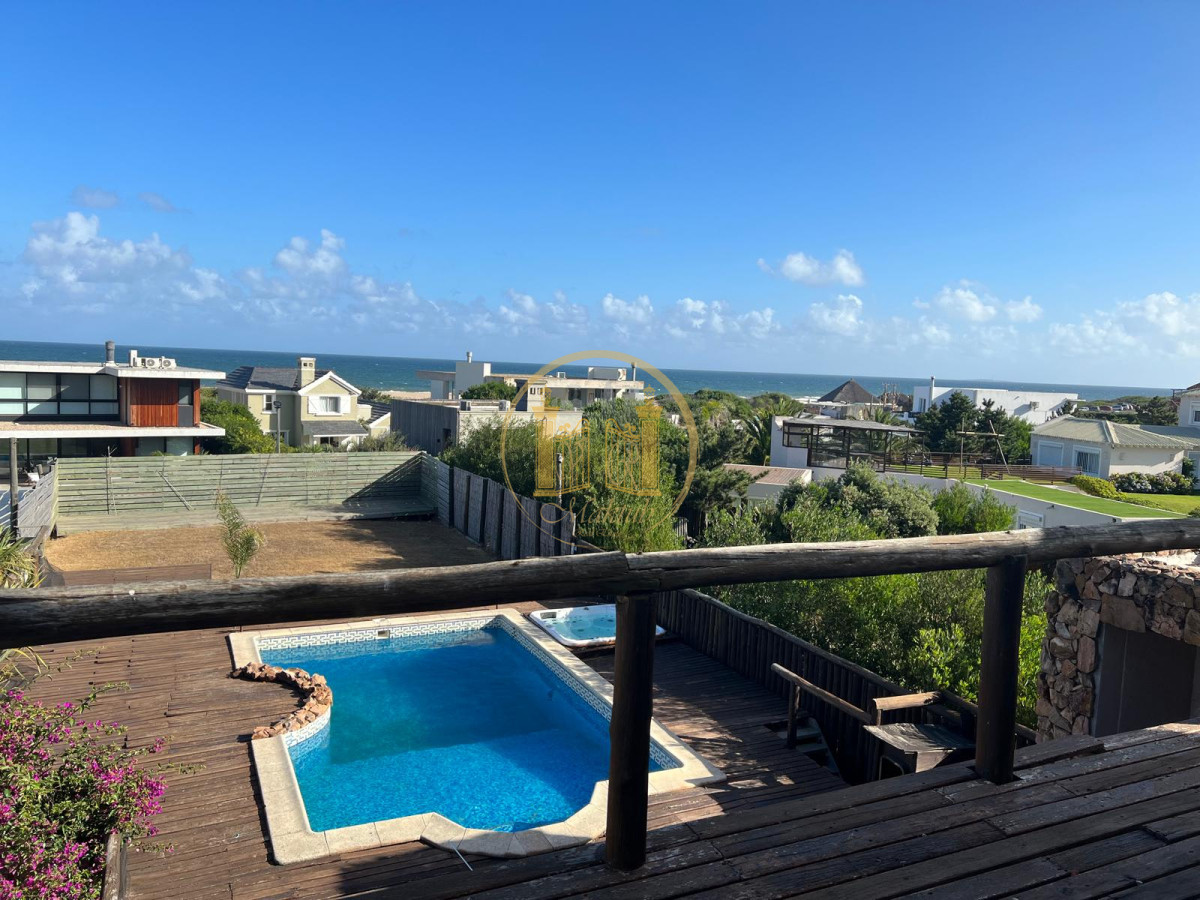 Casa ID.888 - VENDO CASA, 5 DORMITORIOS, 5 BANOS, TERRAZA, PISCINA, PATIO, COCHERA PARA 12 AUTOS, LA BARRA, MALDONADO