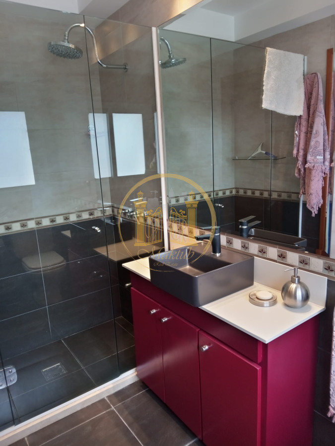 Casa ID.216 - Casa 5 dormitorios, 5 baños, con piscina climatizada, apto. para empleados, 2 barbacoas, terraza, 2 cocheras, Punta del este, Maldonado.