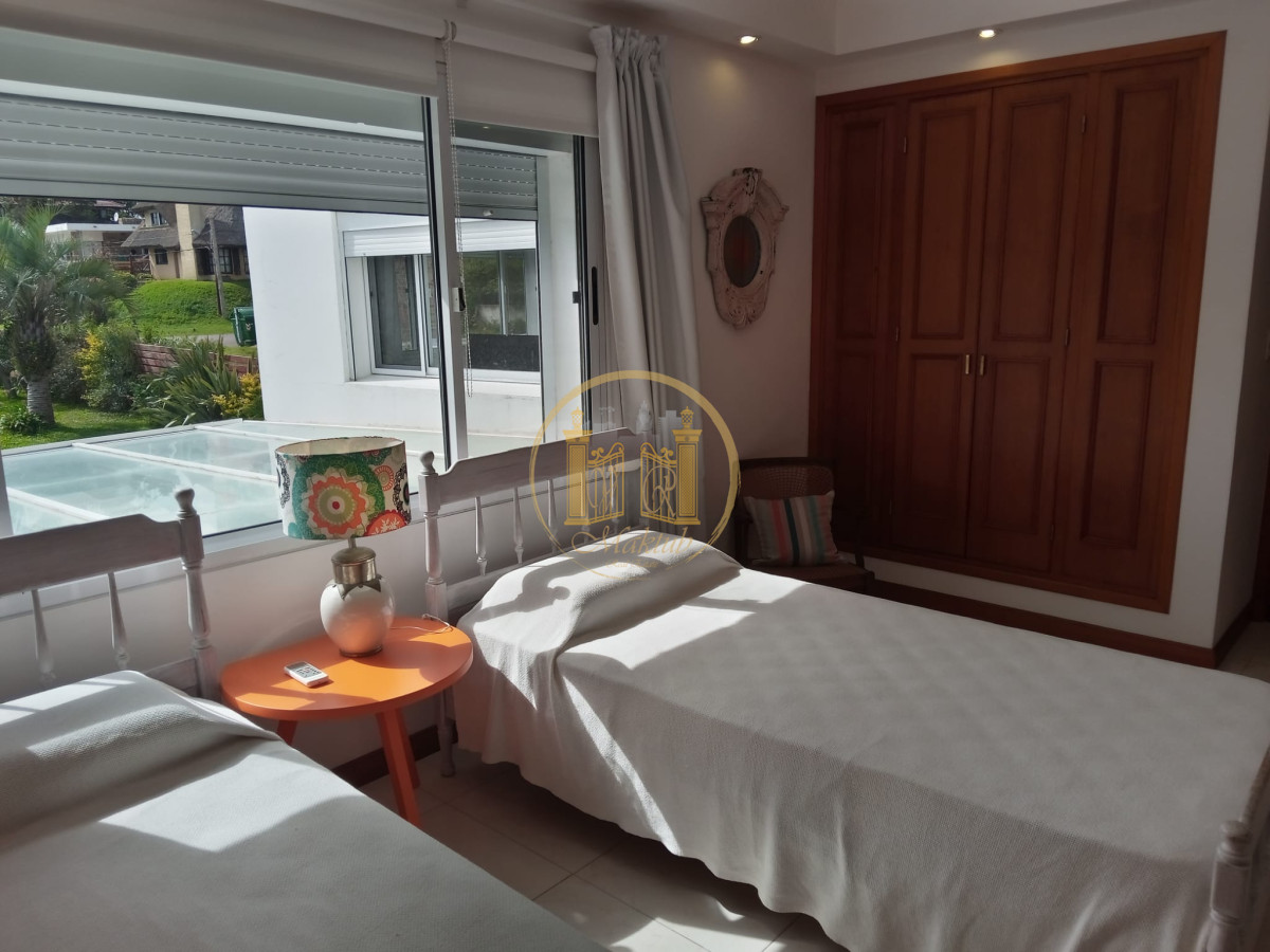 Casa ID.216 - Casa 5 dormitorios, 5 baños, con piscina climatizada, apto. para empleados, 2 barbacoas, terraza, 2 cocheras, Punta del este, Maldonado.