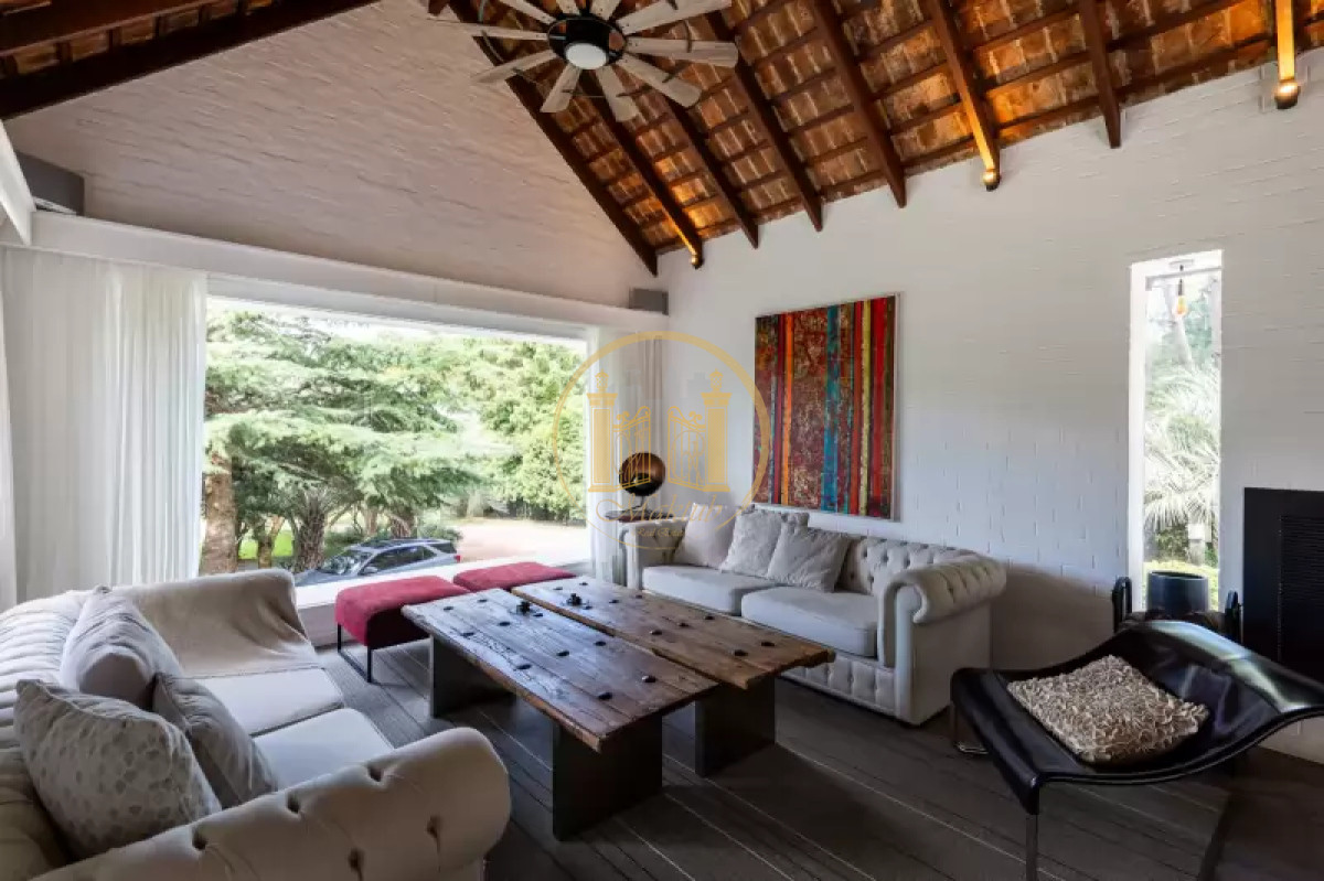 Casa ID.1132 - VENDO CASA, 3 DORMITORIOS, 5 BAÑOS, PISCINA, GARAGE, PATIO, PARRILLERO, BARRIO GOLF, PUNTA DEL ESTE, MALDONADO 
