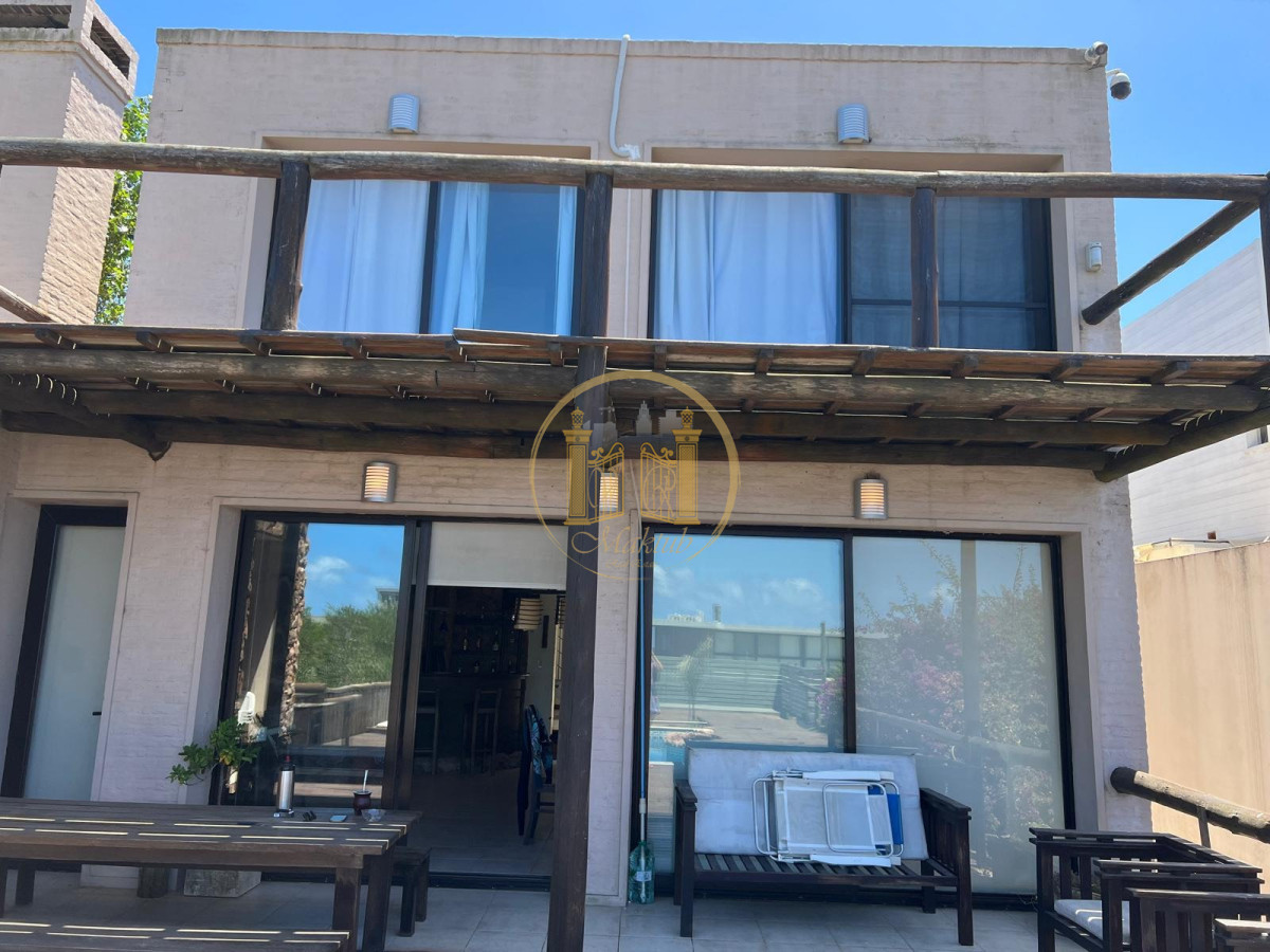 Casa ID.888 - VENDO CASA, 5 DORMITORIOS, 5 BANOS, TERRAZA, PISCINA, PATIO, COCHERA PARA 12 AUTOS, LA BARRA, MALDONADO