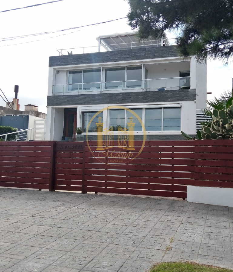 Casa ID.216 - Casa 5 dormitorios, 5 baños, con piscina climatizada, apto. para empleados, 2 barbacoas, terraza, 2 cocheras, Punta del este, Maldonado.