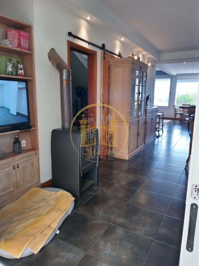 Casa ID.216 - Casa 5 dormitorios, 5 baños, con piscina climatizada, apto. para empleados, 2 barbacoas, terraza, 2 cocheras, Punta del este, Maldonado.