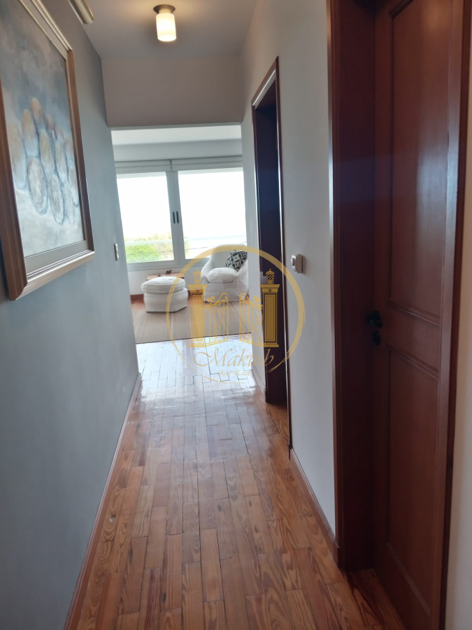 Casa ID.216 - Casa 5 dormitorios, 5 baños, con piscina climatizada, apto. para empleados, 2 barbacoas, terraza, 2 cocheras, Punta del este, Maldonado.