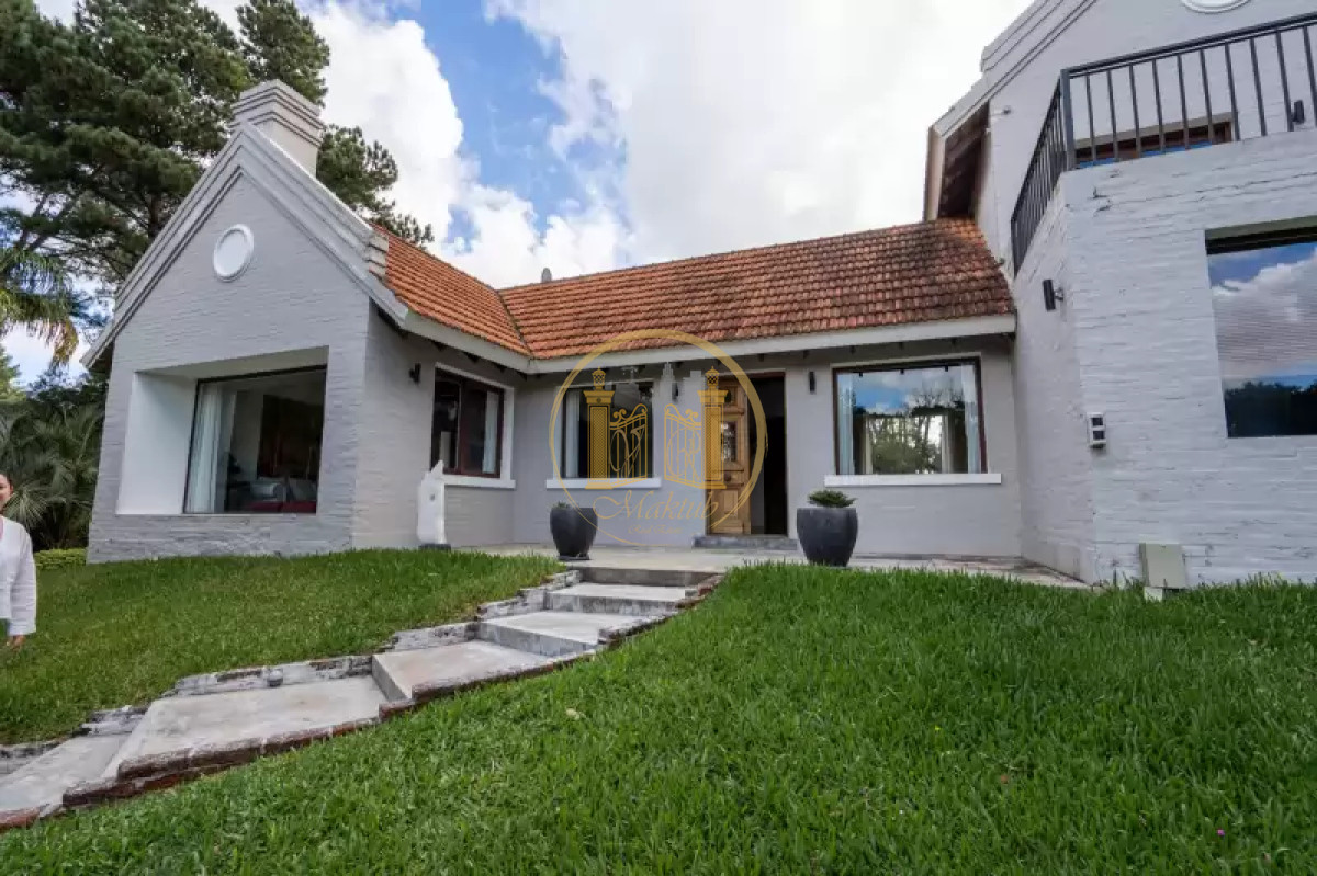 Casa ID.1132 - VENDO CASA, 3 DORMITORIOS, 5 BAÑOS, PISCINA, GARAGE, PATIO, PARRILLERO, BARRIO GOLF, PUNTA DEL ESTE, MALDONADO 