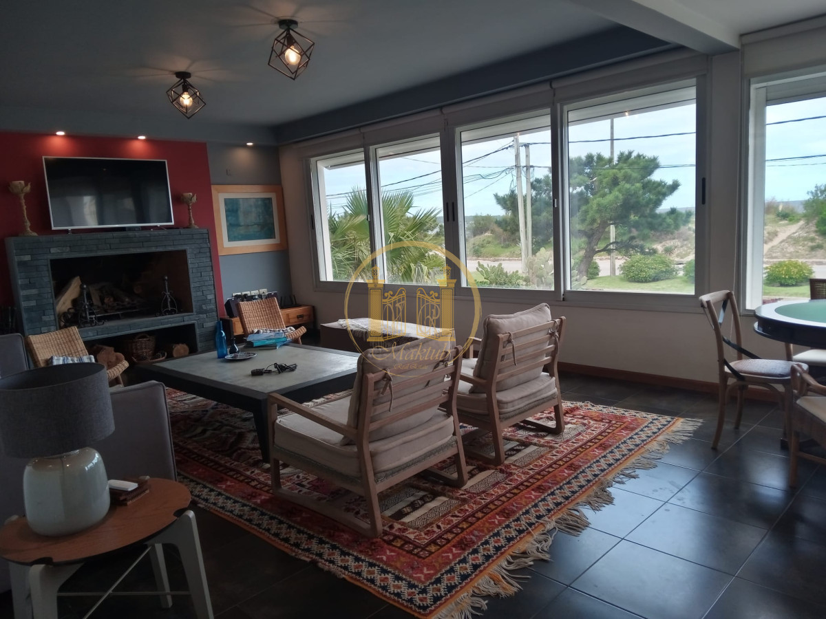 Casa ID.216 - Casa 5 dormitorios, 5 baños, con piscina climatizada, apto. para empleados, 2 barbacoas, terraza, 2 cocheras, Punta del este, Maldonado.