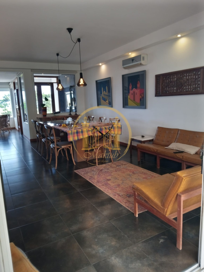 Casa ID.216 - Casa 5 dormitorios, 5 baños, con piscina climatizada, apto. para empleados, 2 barbacoas, terraza, 2 cocheras, Punta del este, Maldonado.